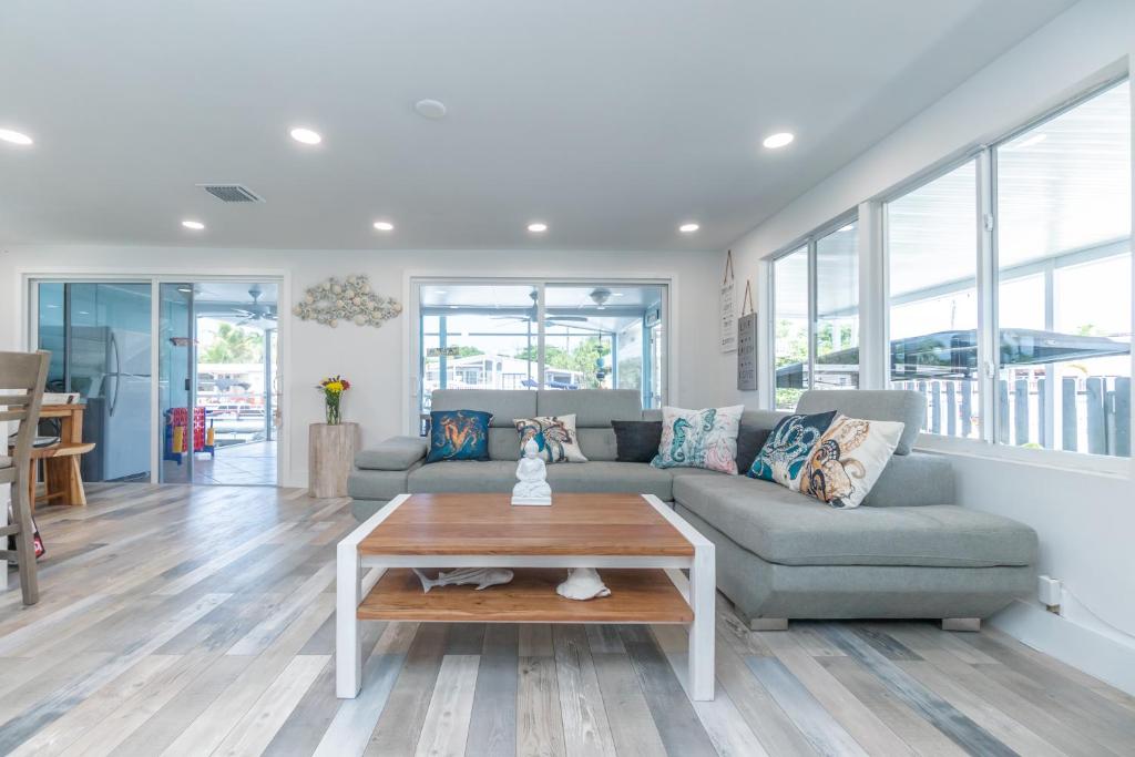 Posezení v ubytování Fully Remodeled 3 Bedroom Waterfront home with Boat Dock and Boat Lift