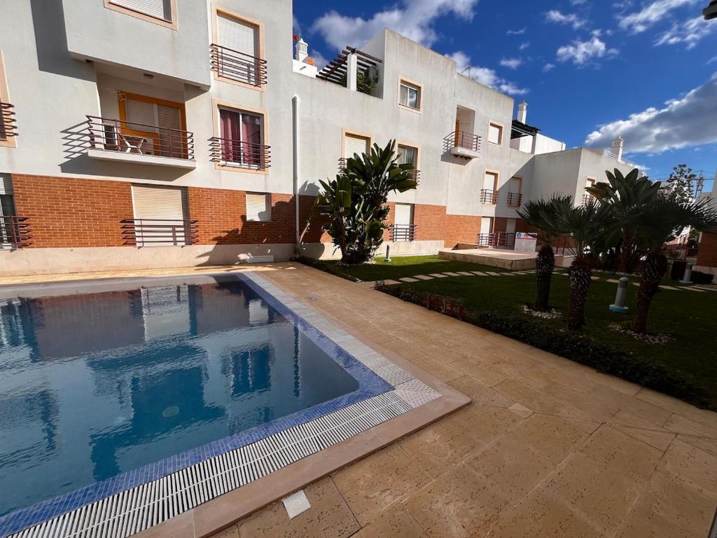 Bazén v ubytování T1 Cabanas Beach Tavira with swimming pool nebo v jeho okolí