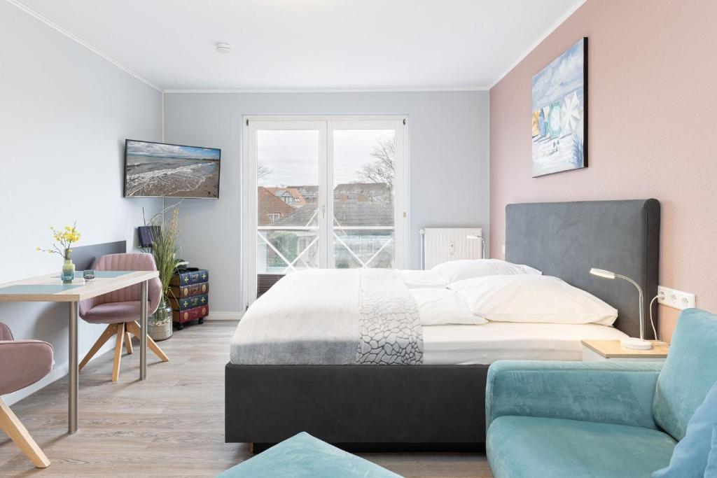 Postel nebo postele na pokoji v ubytování Strandhotel Laboe Nr 21