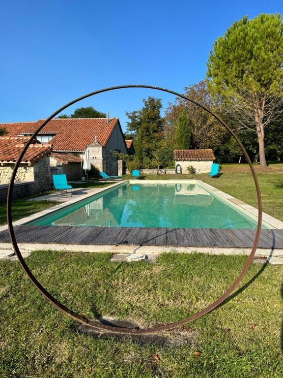 une piscine devant une maison dans l'établissement La grange au puits, à Saint-Paul-Lizonne