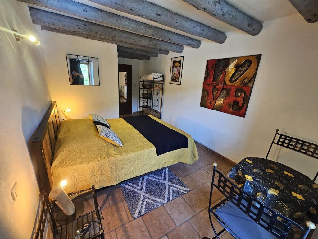 Posezení v ubytování Le Moulin du Temps -chambres et lounge bar au bord de la rivière