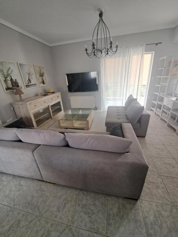 FaraíAvras experiense 6的带沙发和枝形吊灯的客厅