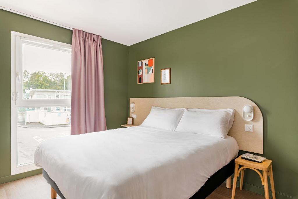 Postel nebo postele na pokoji v ubytování greet Hôtel Prévessin Genève Aéroport