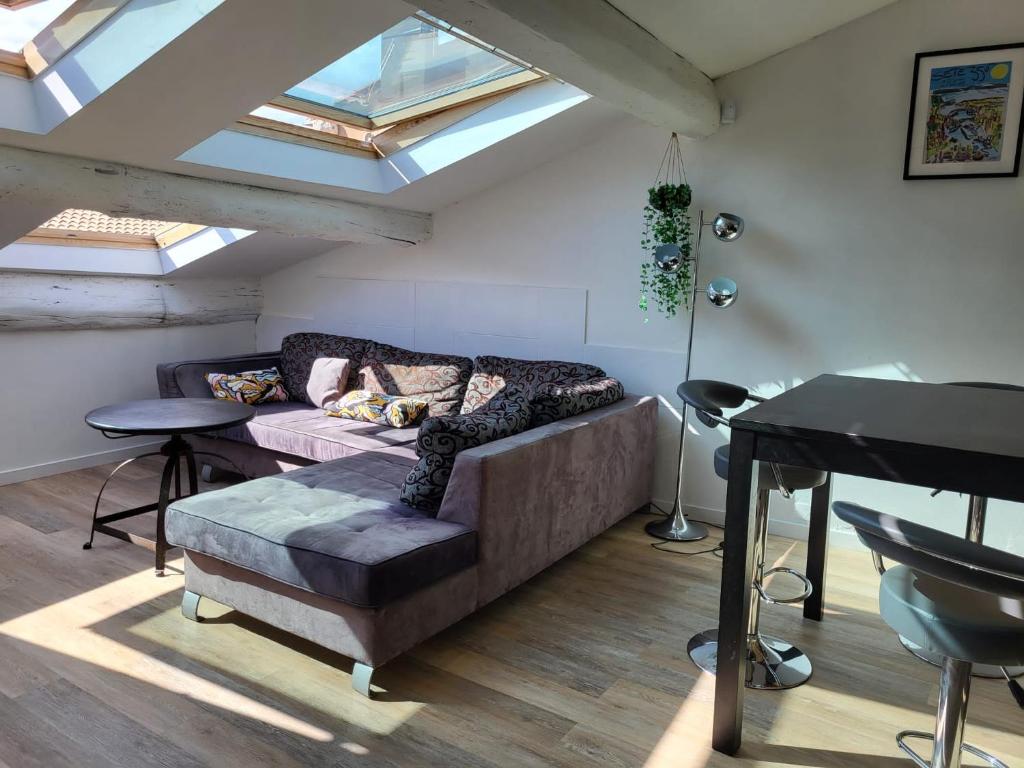 un salon avec un canapé et une table dans l'établissement Sete - Entre ciel et mer, à Sète