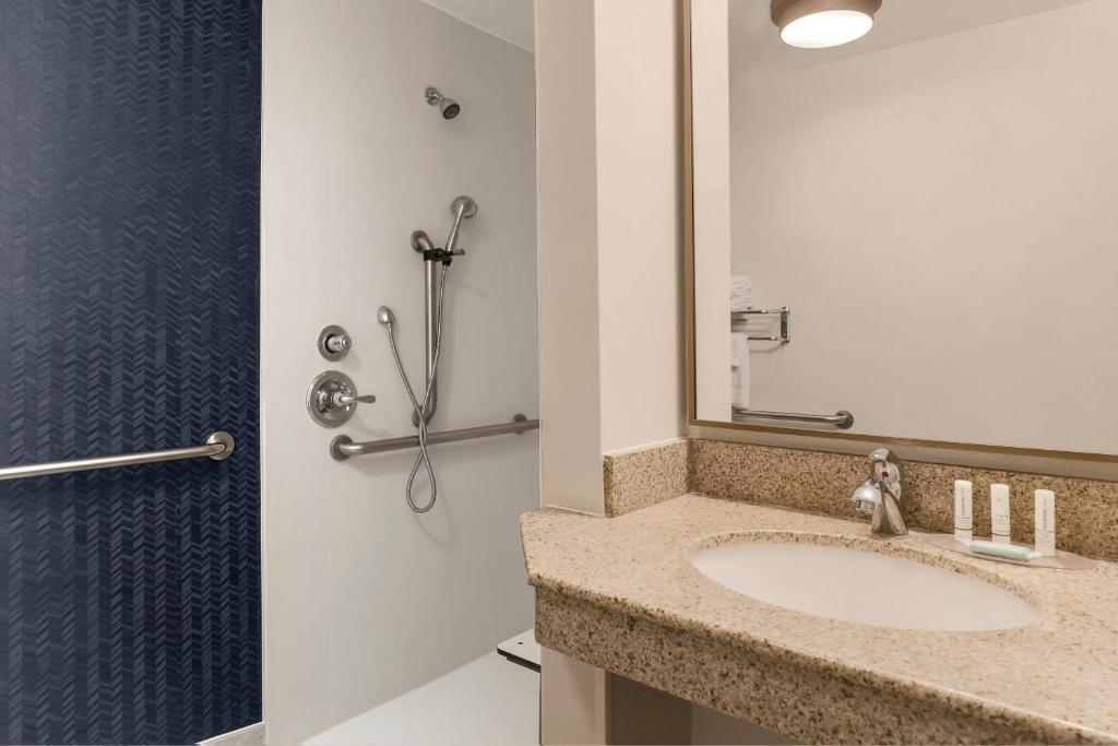 Fairfield Inn and Suites by Marriott San Jose Airport photo