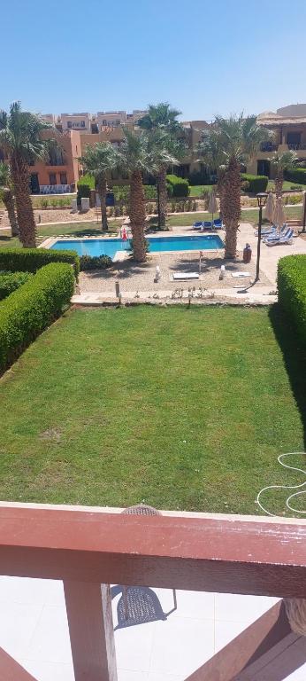 艾因苏赫纳Mountain View Sokhna 1, Villa 4 Bedrooms, Direct to Pool, 300 M to Beach & Dayra Camp, Families ONLY的享有公园和游泳池的景色