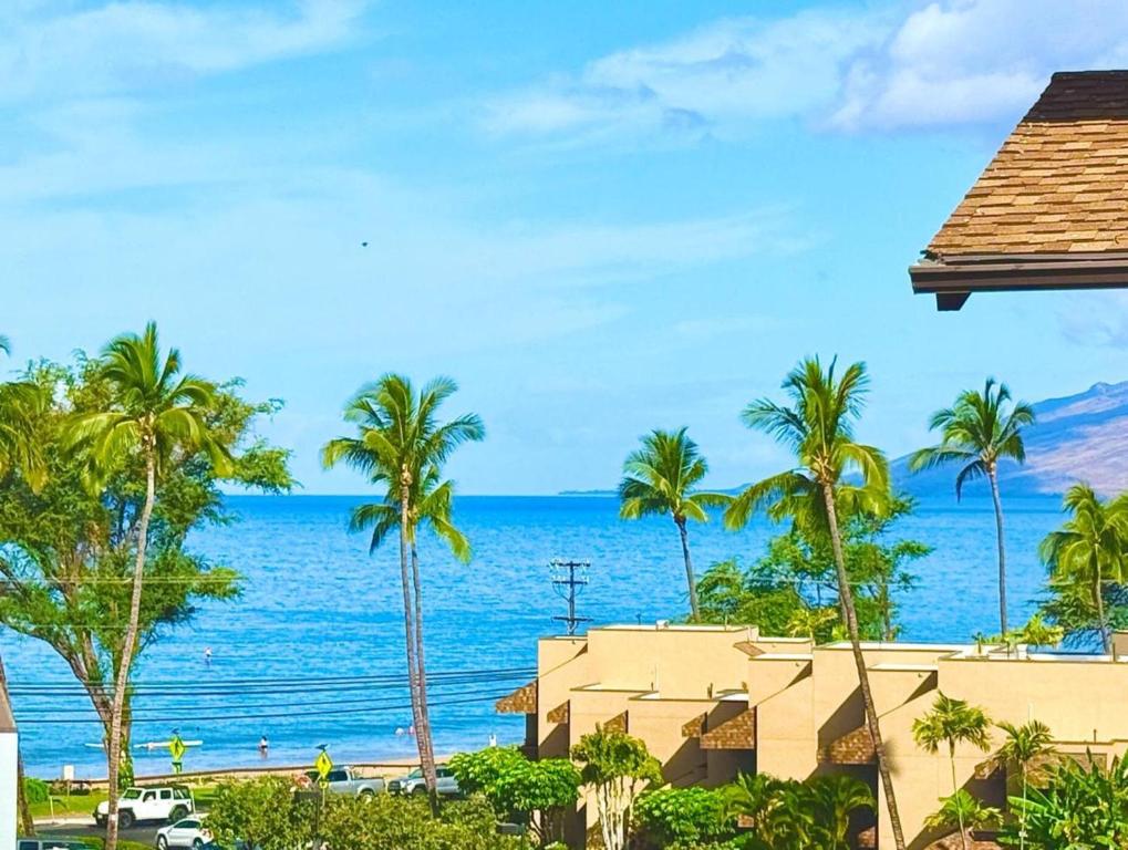 uitzicht op de oceaan vanuit een resort bij Perch - Alii Kai Loft in Kihei