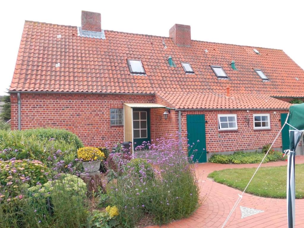 a red brick house with a green door at Scheel II in Schlagsdorf
