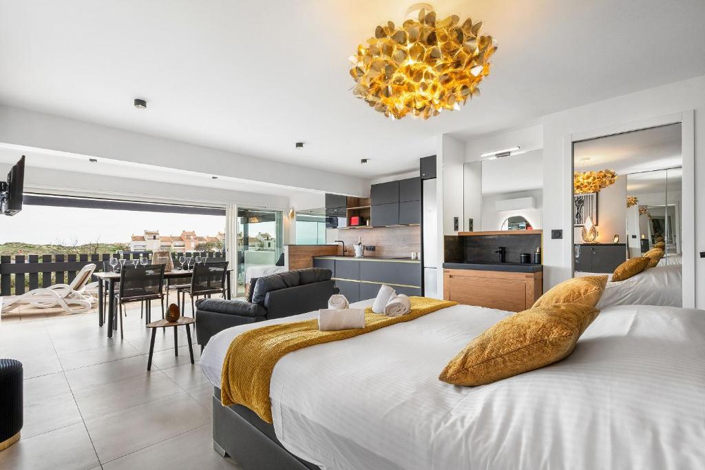 - une chambre avec un grand lit et une salle à manger dans l'établissement Village Naturiste R4N - Villa Aurora Sea View, au Cap d'Agde