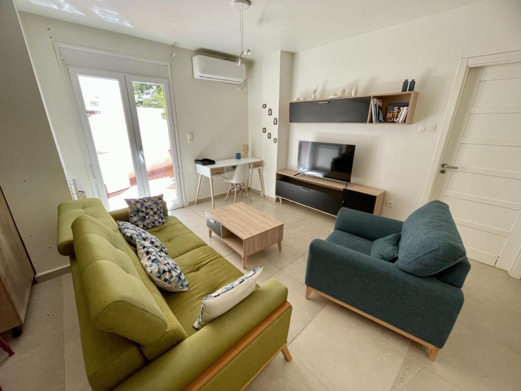 a living room with a green couch and two chairs at Alger - Dely Ibrahim - Appartement moderne et cosy in Deli Ibrahim