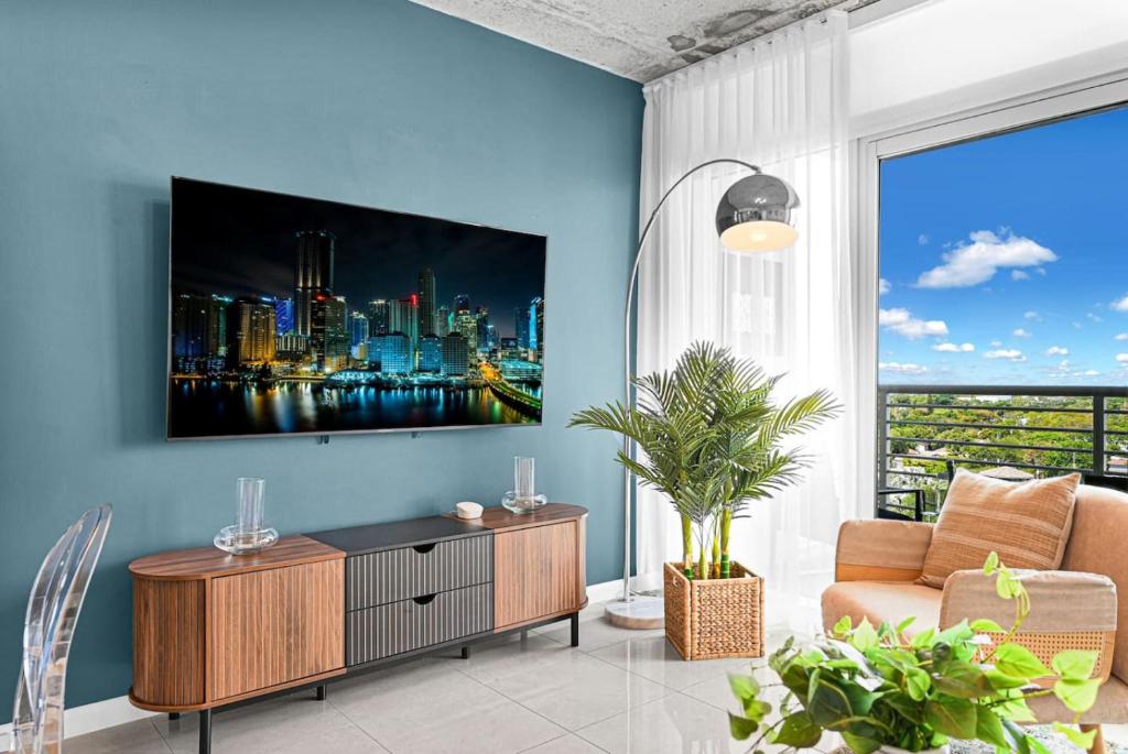 Televisyen dan/atau pusat hiburan di New modern and exclusive luxury apt 2 2 in Miami
