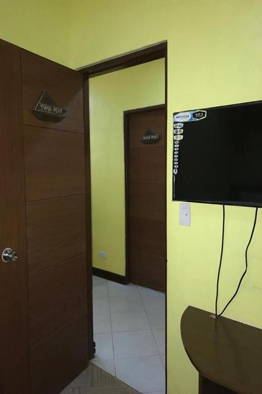 TV a/nebo společenská místnost v ubytování Luis Bay Travellers Lodge Coron