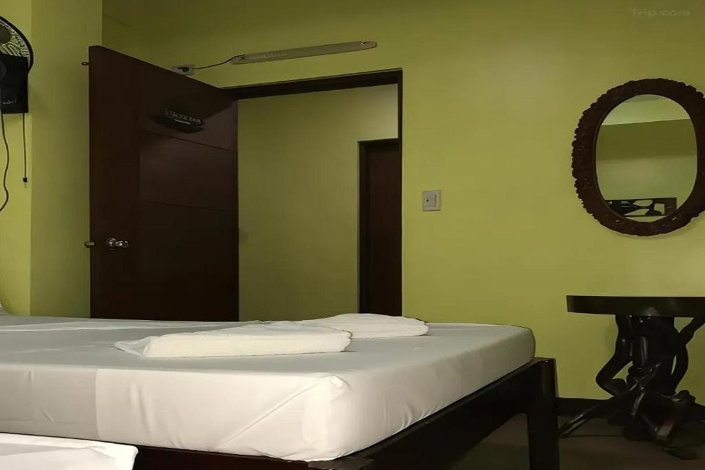 Postel nebo postele na pokoji v ubytování Luis Bay Travellers Lodge Coron