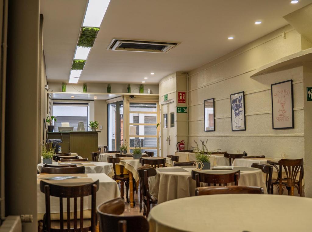 Restaurace v ubytování Can Setmanes by CozyCatalonia