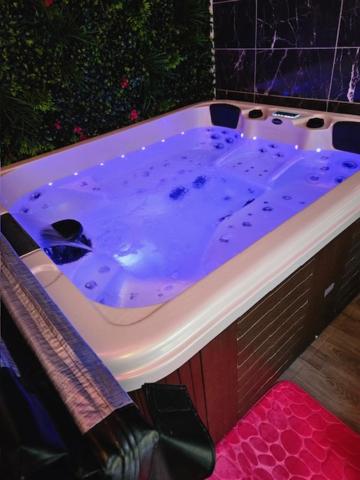 une grande baignoire avec un violet dans l'établissement L'Inattendu Love Room, à Gardanne
