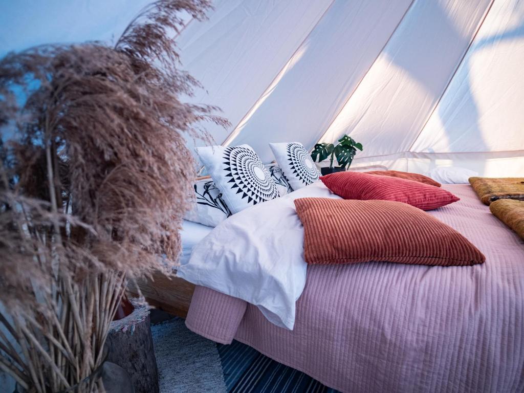 Postel nebo postele na pokoji v ubytování Mereääre Glamping ja Rannamaja