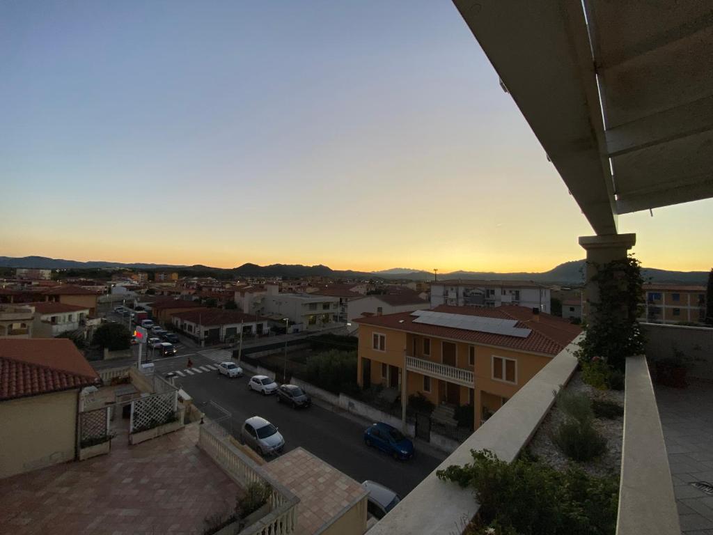 una vista di una città da un balcone di Tra Mare & Monti - Bed & Breakfast a Olbia