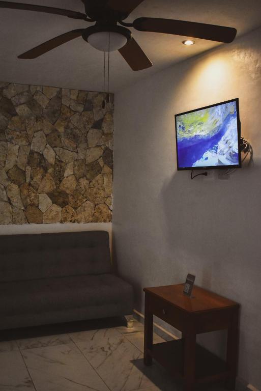 TV a/nebo společenská místnost v ubytování Hotel Boutique Bugambilias