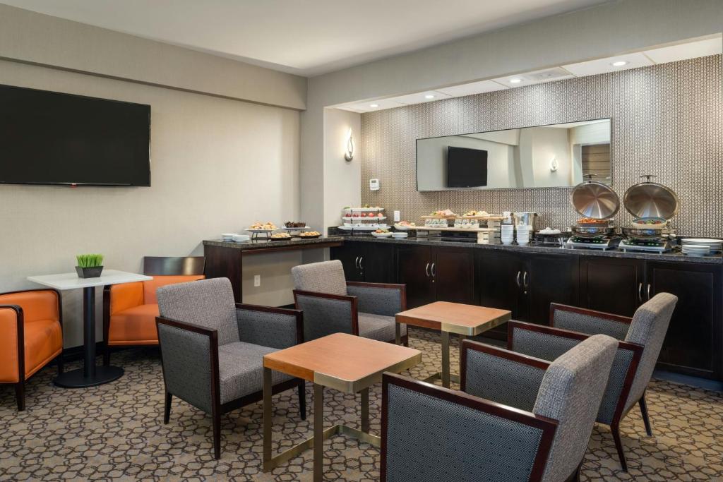 Sheraton Vancouver Guildford Hotel photo