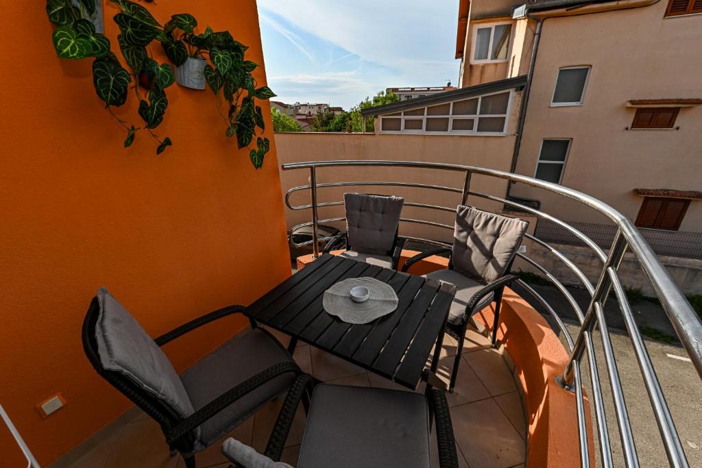 un balcon avec une table et des chaises sur un balcon dans l'établissement Apartment Olivia, à Zadar