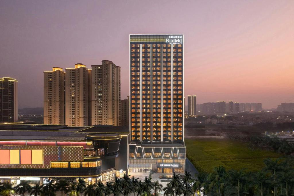江门台山昌大昌万枫酒店的高楼林立的城市中的一栋高楼