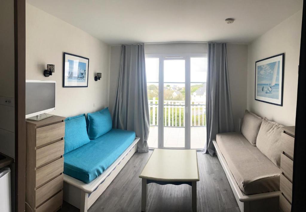 un salon avec un canapé et une télévision dans l'établissement Port du Crouesty Cap'Océan - maeva Home - Appartement 2 Pièces 5 Personnes - Confort MAE-0303, à Arzon
