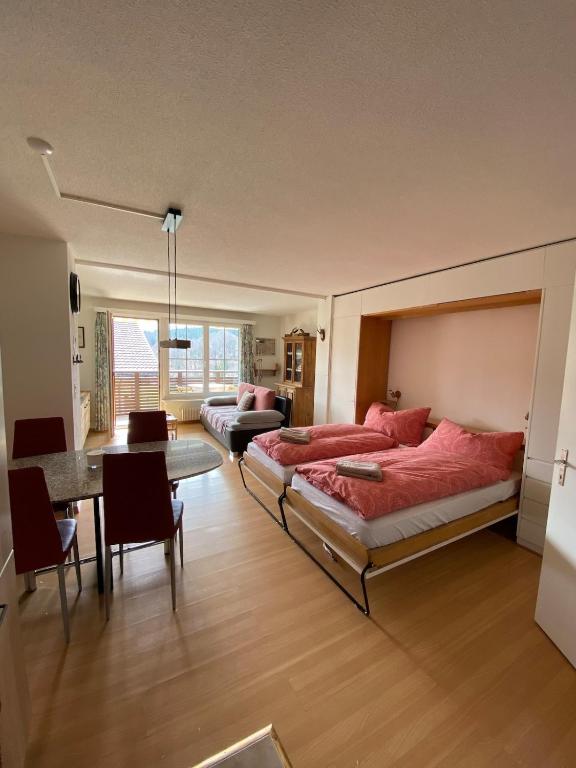 una camera da letto con un letto e una sala da pranzo di Charming studio with a view a Flims