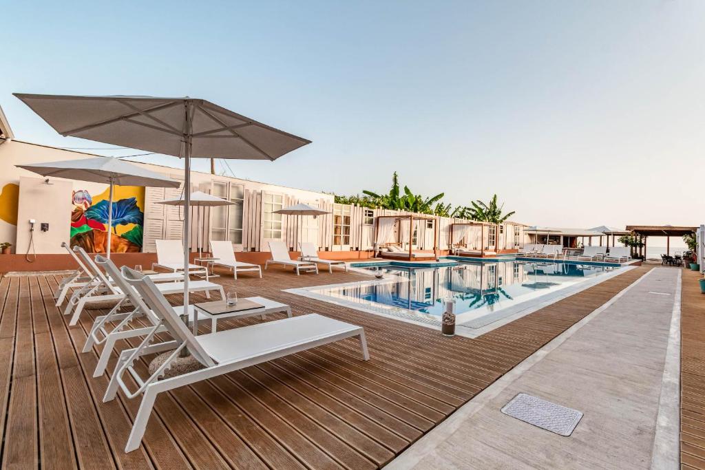 ośrodek z basenem, leżakami i parasolem w obiekcie Armeno Resort w mieście Marathias
