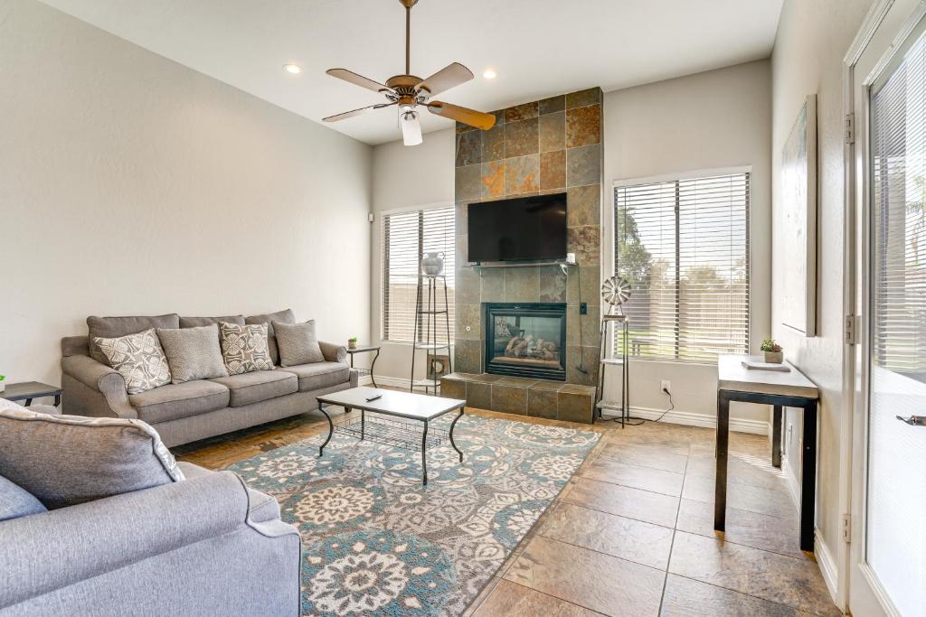 Televisyen dan/atau pusat hiburan di Desert Abode with Patio and Pool in Goodyear!