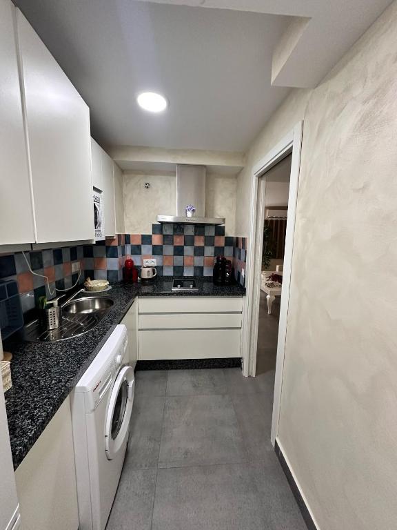 Kuchnia lub aneks kuchenny w obiekcie PLAYA CARIHUELA Apartamentos El CARMEN