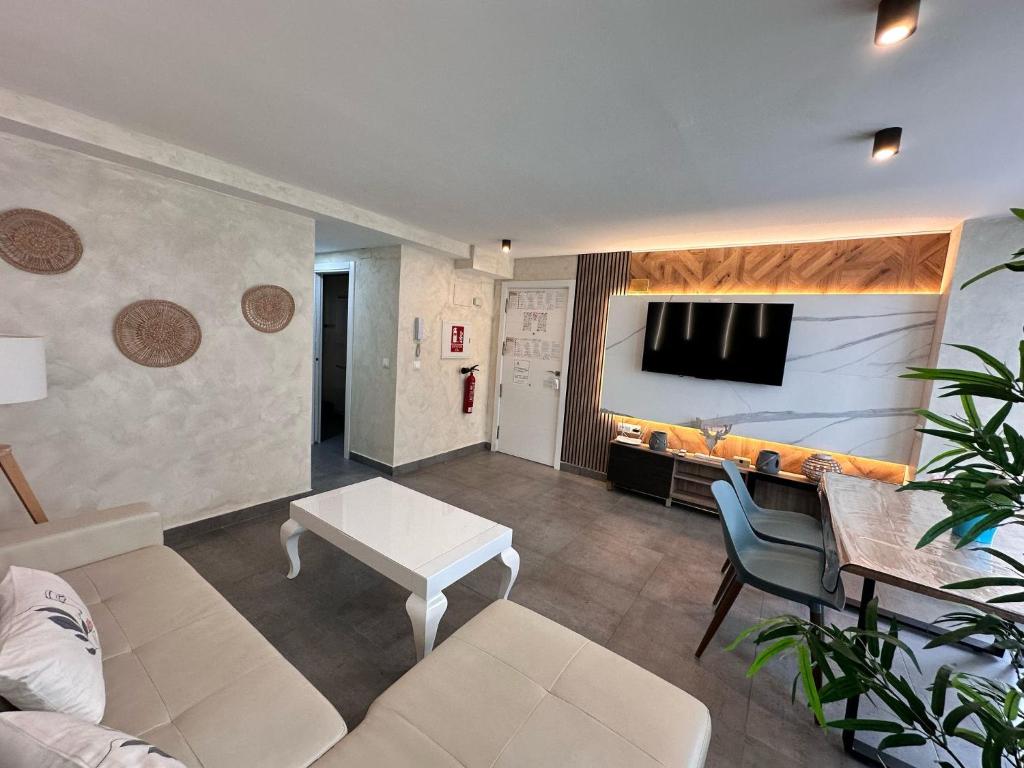 Telewizja i/lub zestaw kina domowego w obiekcie PLAYA CARIHUELA Apartamentos El CARMEN