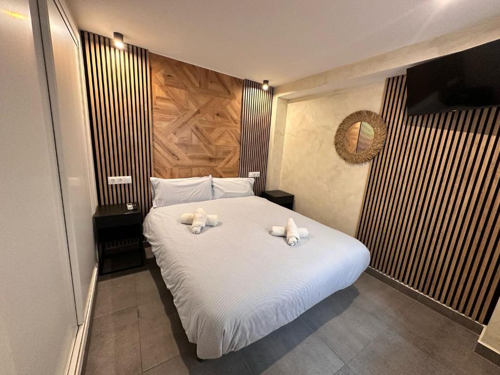Łóżko lub łóżka w pokoju w obiekcie PLAYA CARIHUELA Apartamentos El CARMEN