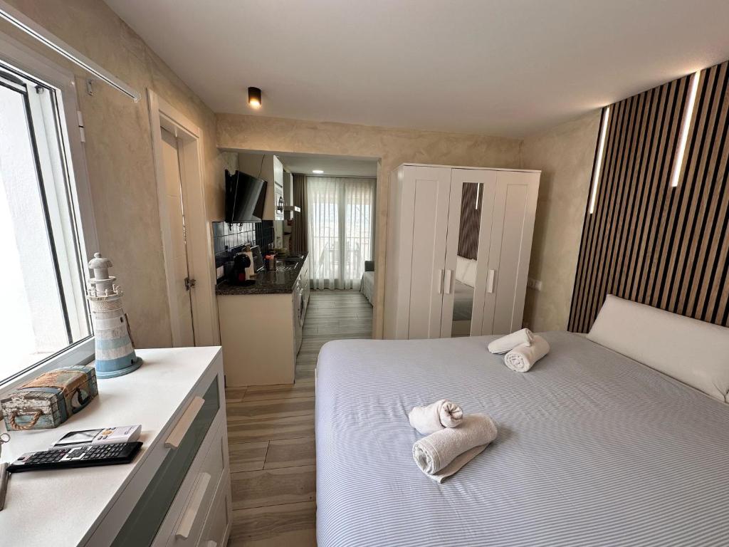 Łóżko lub łóżka w pokoju w obiekcie PLAYA CARIHUELA Apartamentos El CARMEN