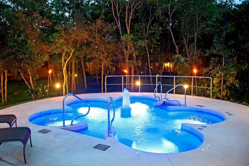 Bazén v ubytování Courtyard by Marriott Cancun Airport nebo v jeho okolí