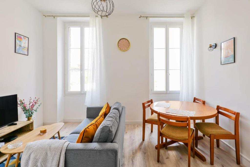 un salon avec un canapé et une table dans l'établissement MONTOLIEU - T2 à 7mn à pied du Vieux-Port, à Marseille