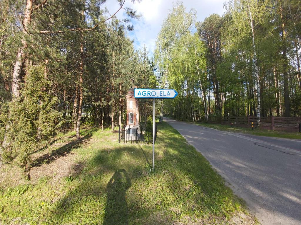 a street sign on the side of a road at Noclegi Kurpie, Pokoje Gościnne, Wyżywienie, Catering, AGRO ELA in Myszyniec