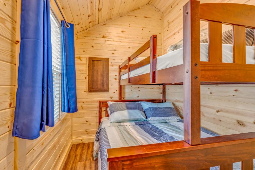 Postel nebo postele na pokoji v ubytování Aqua Lodges at 47th Street