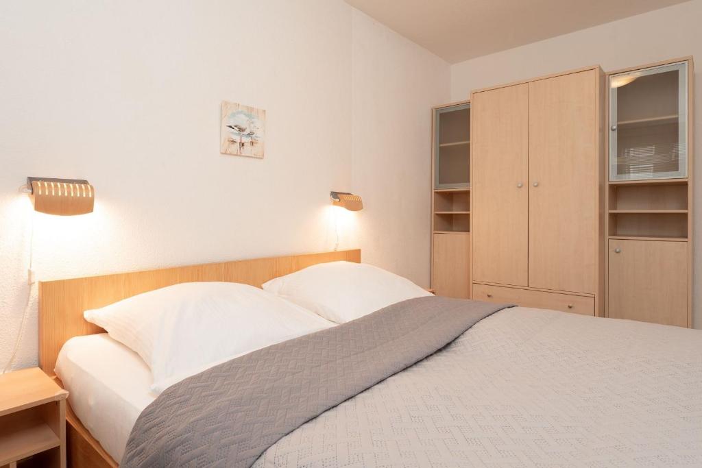 Postel nebo postele na pokoji v ubytování Hanseat Rotkehlchen
