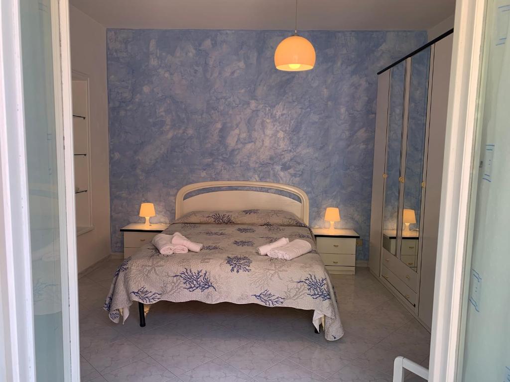 sypialnia z łóżkiem z 2 różowymi ręcznikami w obiekcie Casa Margherita w mieście Minori