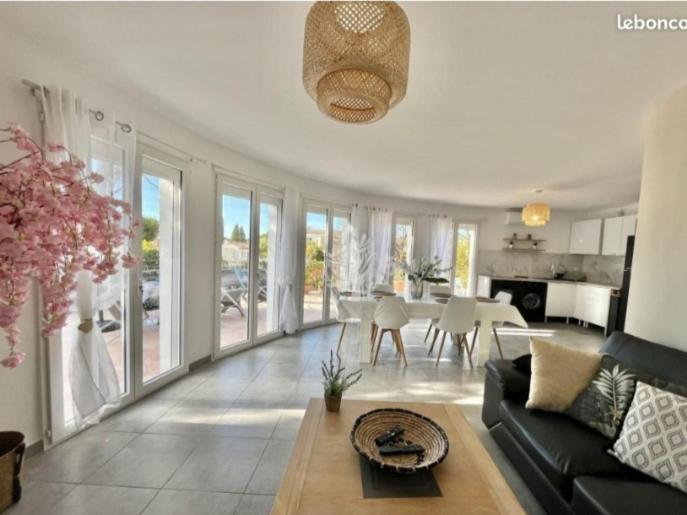 un salon avec un canapé et une table dans l'établissement VILLA ENTIÈRE PORT et PLAGE BANDOL, à Bandol