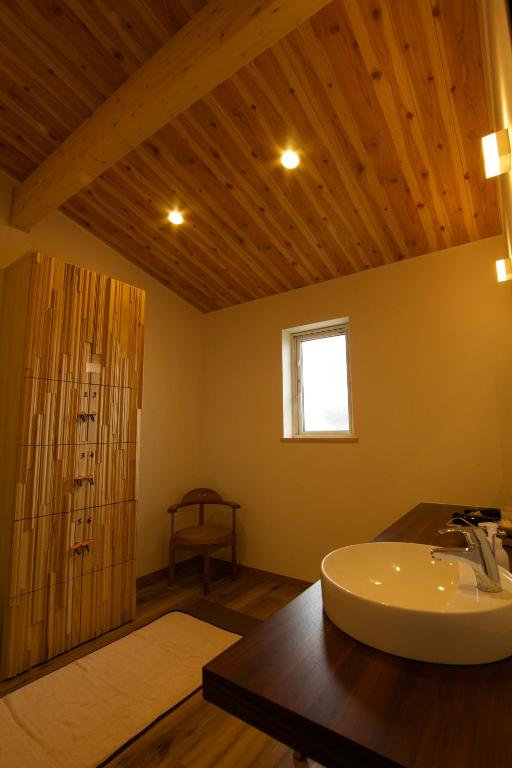 une salle de bain avec lavabo et douche dans l'établissement Hotel Kifu Club Shiretoko, à Shari 56 autres photos