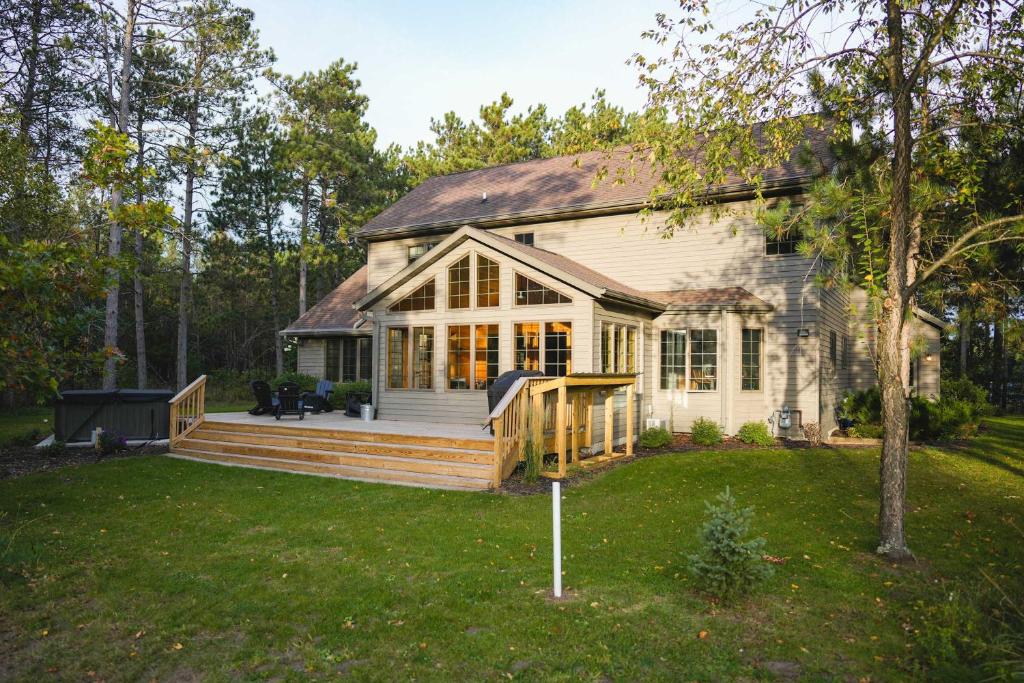 Κήπος έξω από το Lakes and Links Luxury Retreat