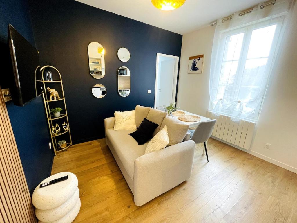 Photo de la galerie de l'établissement T2 rénové au port de Caen avec parking, à La Celle-sous-Gouzon