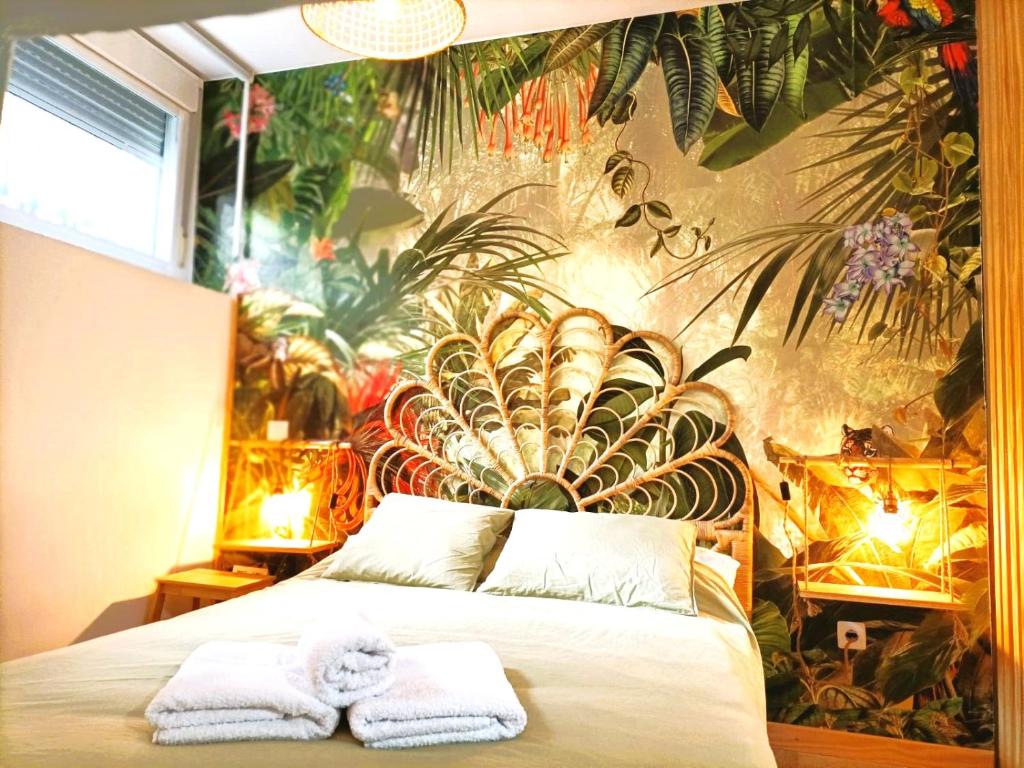 een slaapkamer met een bed met handdoeken erop bij NEW Tropic Malaka Home in Málaga