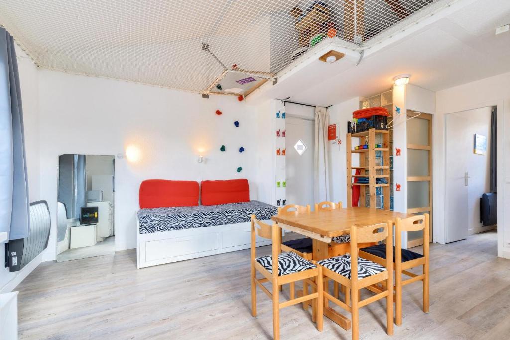 une chambre avec un lit, une table et des chaises dans l'établissement Résidence Port Bourgenay - maeva Home - Appartement 3 pièces 5 personnes - Sélection MAE-5371, à Talmont-Saint-Hilaire