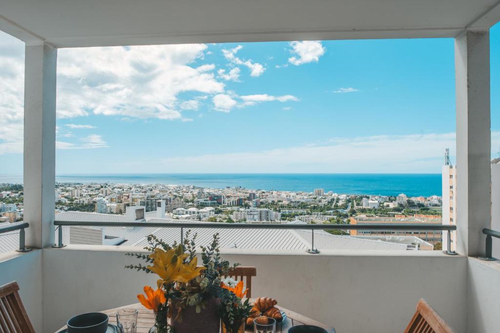 Vue générale sur la mer ou vue sur la mer prise depuis l'appartement