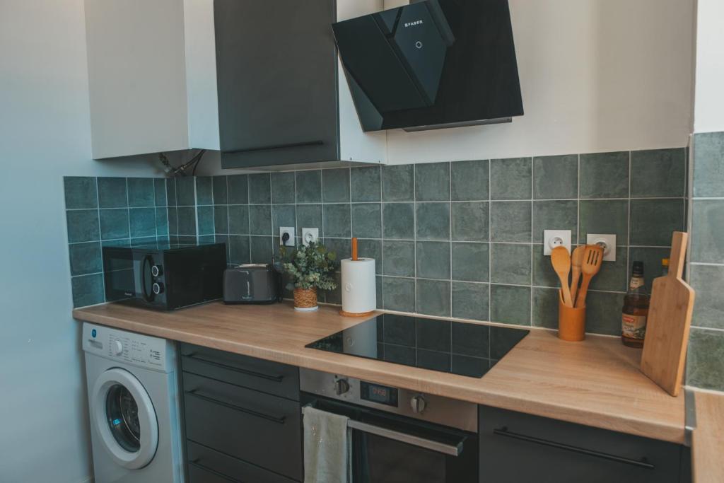 Cuisine ou kitchenette dans l'établissement Le point de vue Studio saint Denis