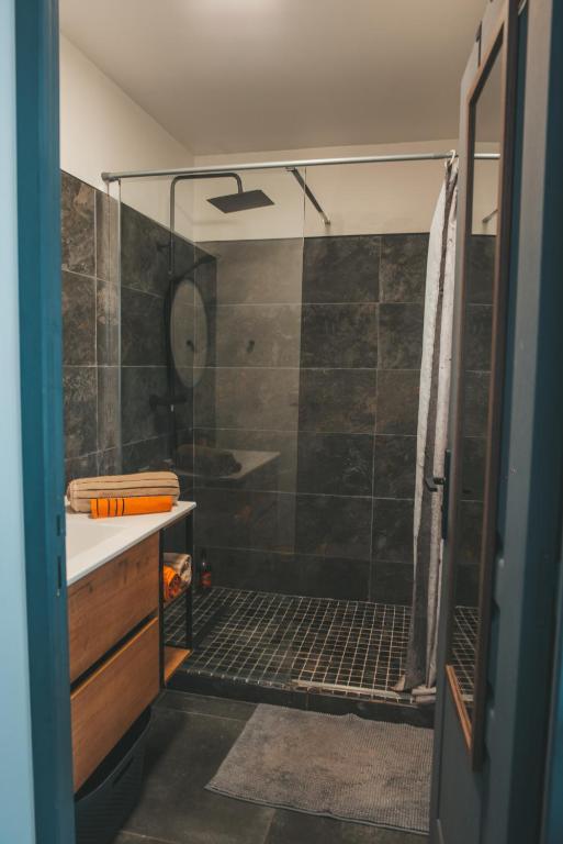 Salle de bains dans l'établissement Le point de vue Studio saint Denis