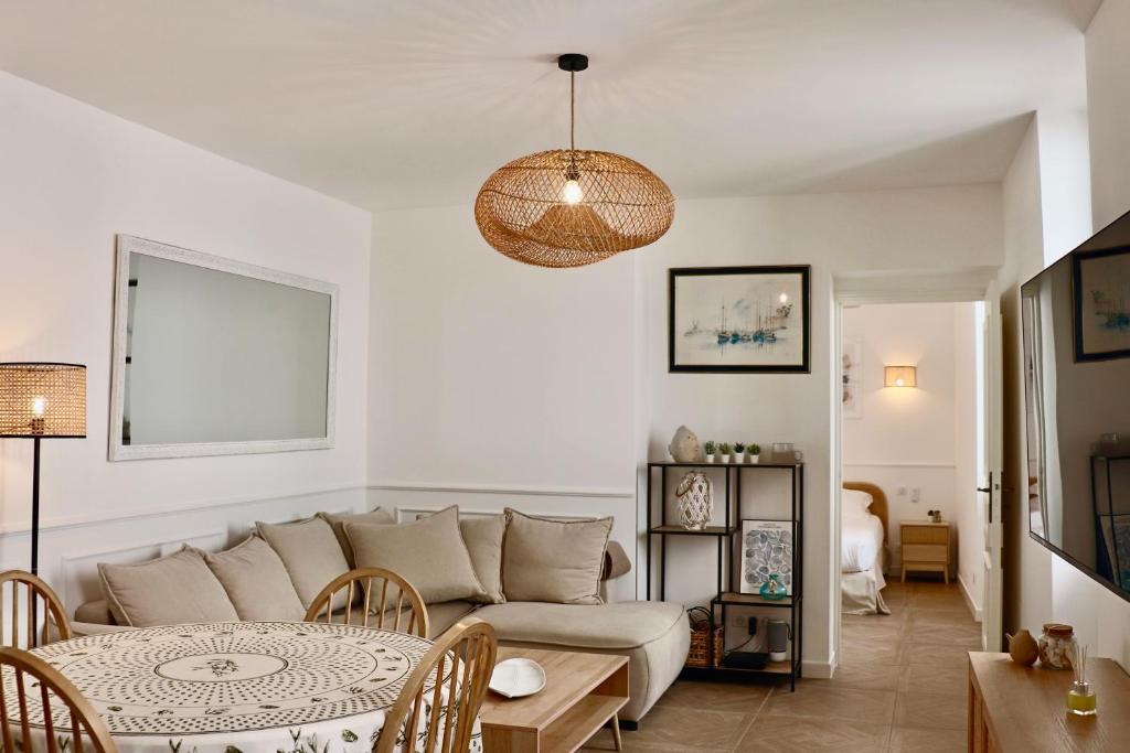 salon z kanapą i stołem w obiekcie FERSEN Superb Mediterranean style apartment in heart of Old Antibes w mieście Antibes