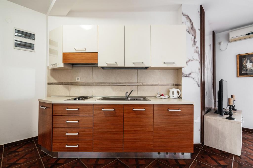 Kuchyň nebo kuchyňský kout v ubytování Apartments Radević